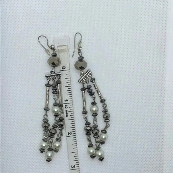 Silver tone & pearls‎ 3” dangle earrings - Picture 2 of 5
